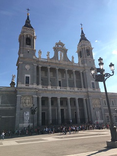 Foto der Almudena-Kathedrale in Madrid